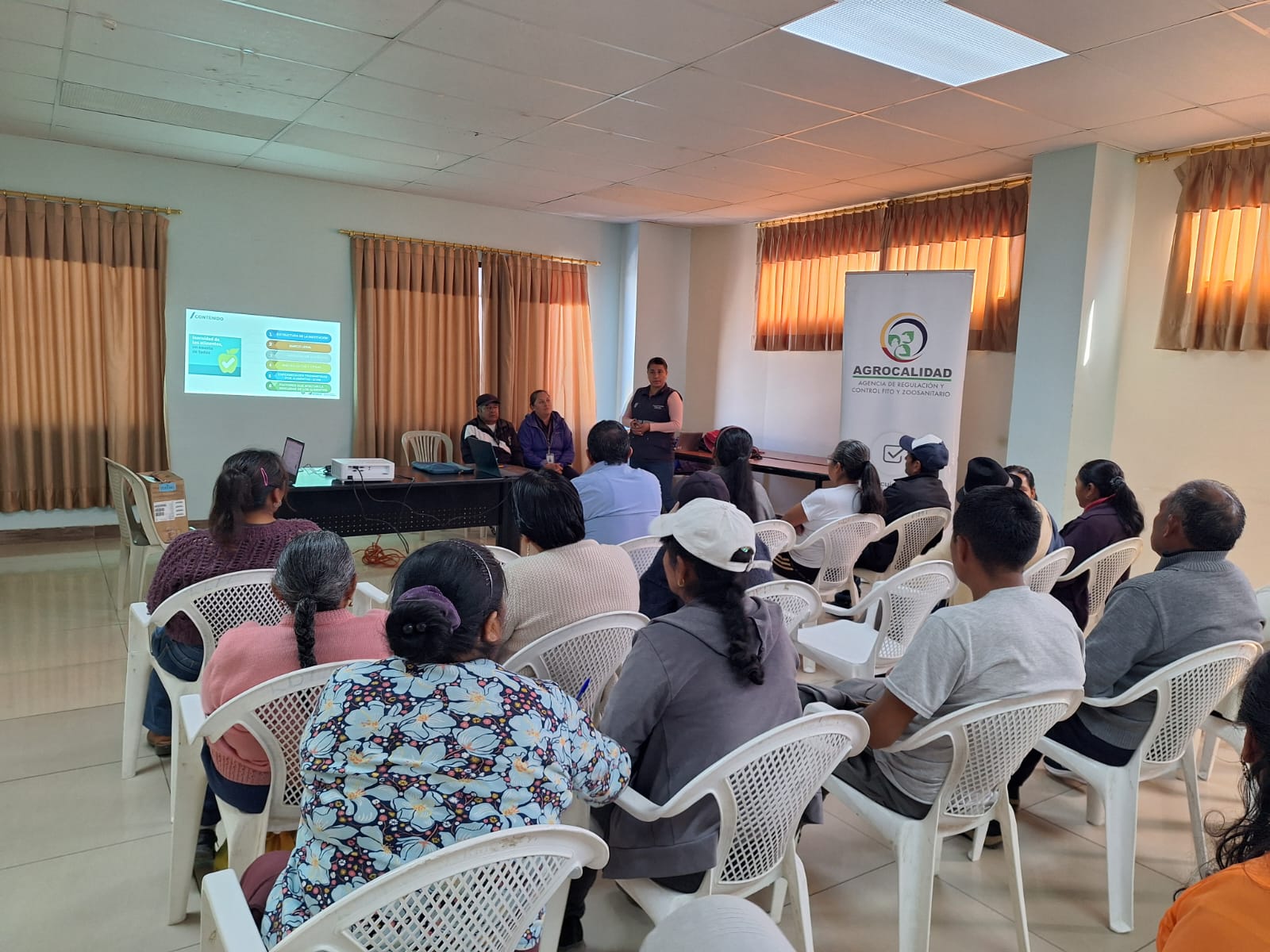 CAPACITAN A COMERCIANTES DE LA FERIA SAN ISIDRO LABRADOR EN INOCUIDAD Y NORMATIVA SANITARIA